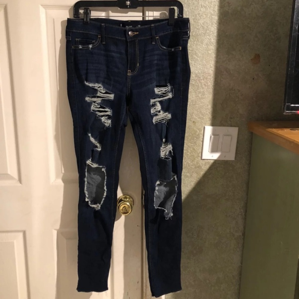 NEW HOLLISTER RIPPED JEANS